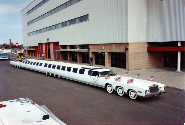 Лимузин, длина которого составляет 30 с небольшим метров - самый длинный автомобиль по версии книги рекордов Гиннесса