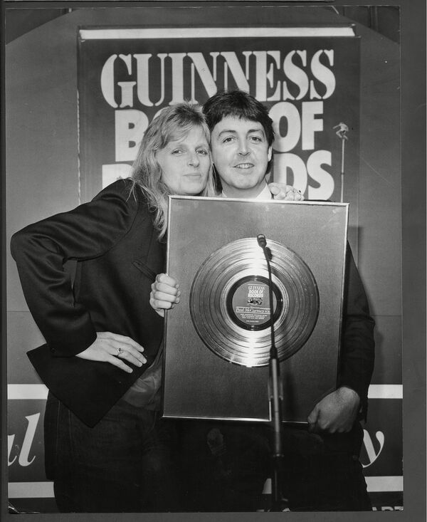 24 октября 1979 года Пол Маккартни признан самым популярным композитором всех времен и удостоен специального диска из родия