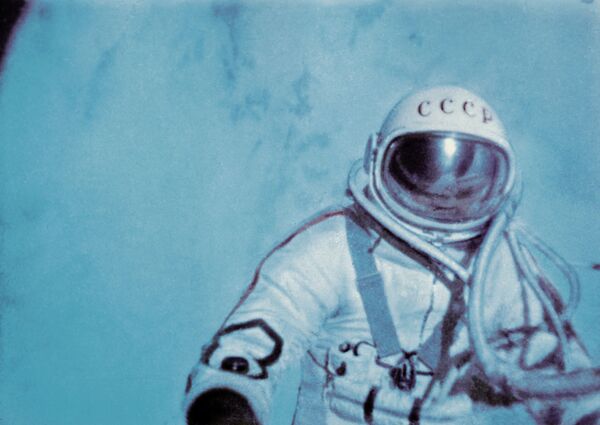 Летчик-космонавт СССР Алексей Леонов впервые в истории космонавтики совершил выход в открытый космос