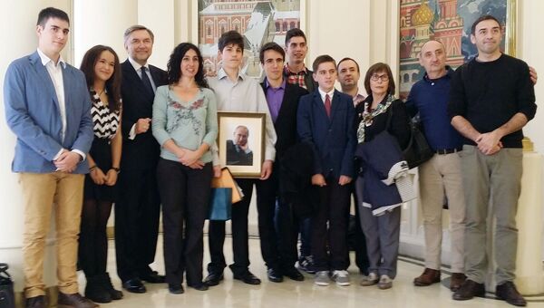 15-летний Хайко Хенчель вместе со своими близкими в российском посольстве в Мадриде, где ему вручили подарок от российского президента Владимира Путина