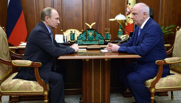 Президент России Владимир Путин и глава Адыгеи Аслан Тхакушинов во время встречи в Кремле