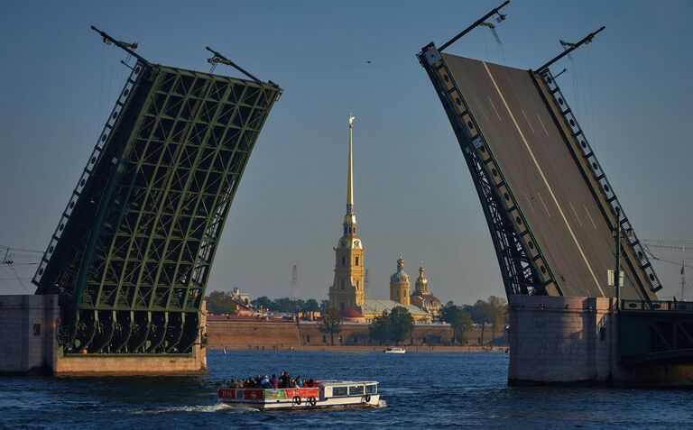 Вид на разведенный Дворцовый мост и Петропавловскую крепость в Санкт-Петербурге