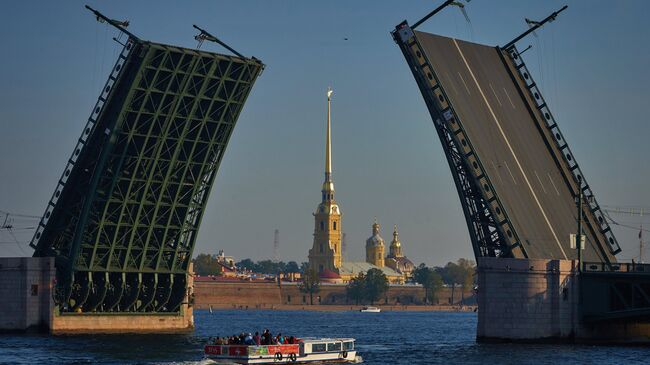 Вид на разведенный Дворцовый мост и Петропавловскую крепость в Санкт-Петербурге