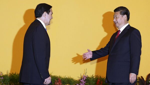 Лидеры Китая и Тайваня во время встречи 7 ноября 2015 года
