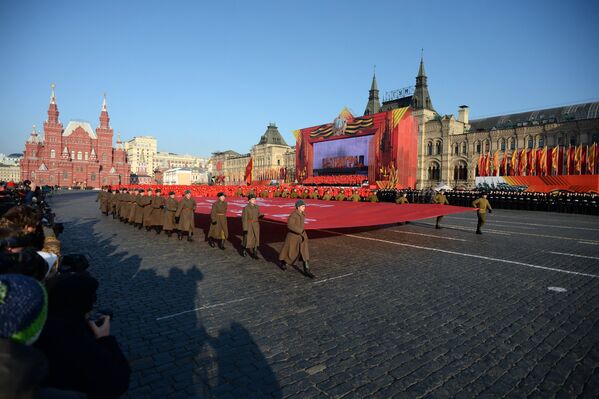 Военнослужащие на Красной площади в Москве во время торжественного марша