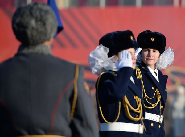 Курсанты военных училищ на Красной площади в Москве во время торжественного марша