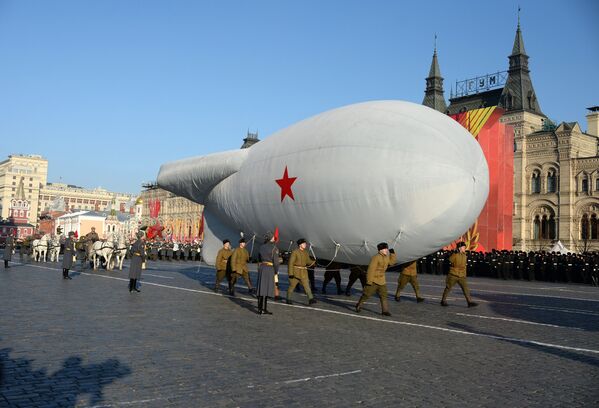Военнослужащие на Красной площади в Москве во время торжественного марша