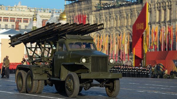 Боевая машина реактивной артиллерии периода Великой Отечественной войны БМ-13 на Красной площади в Москве во время торжественного марша