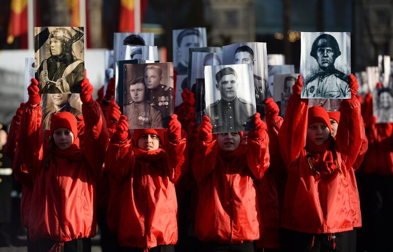 Участники торжественного марша (Бессмертный полк), посвященного легендарному параду 7 ноября 1941 года