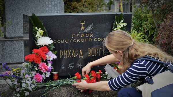 Возложение цветов к могиле Зорге в Японии