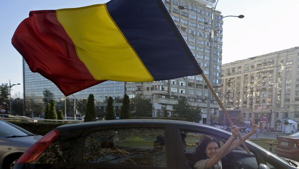 Женщина держит флаг Румынии. Бухарест во время акций протеста