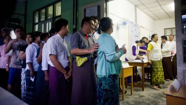 Вход на избирательный участок в Мьянме