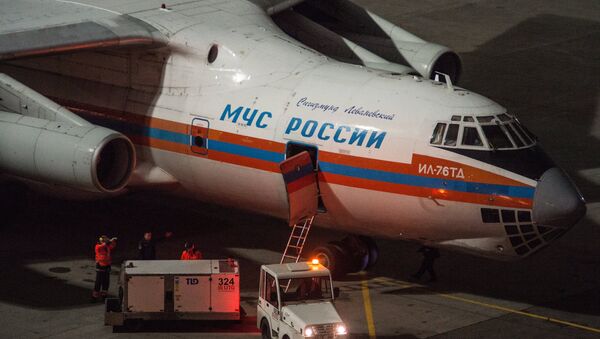 Багаж покидающих Египет российских туристов, доставленный спецбортом МЧС России, выгружают из самолета Ил-76 в терминале А аэропорта Внуково в Москве. Архивное фото