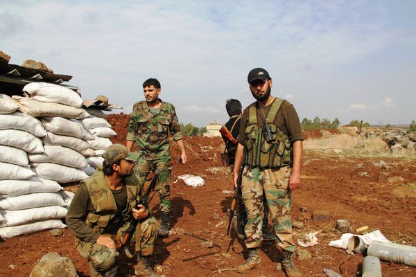 Солдаты сирийской армии на первой линии обороны после отражения атаки боевиков  в районе Шейх-Мискин, провинции Дераа