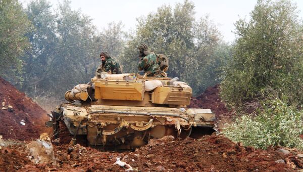 Танк сирийской армии заходит на огневую позицию в районе Шейх-Мискин, провинция Дераа. Архивное фото