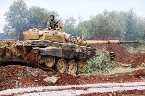 Танк сирийской армии заходит на огневую позицию в окрестностях Шейх-Мискин, провинция Дераа