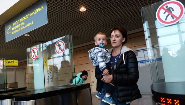 Туристы, прилетевшие из Египта, в аэропорту Домодедово