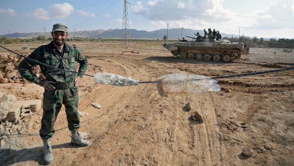 Солдаты Сирийской Арабской Армии на боевых позициях в 20 километрах от города Пальмира