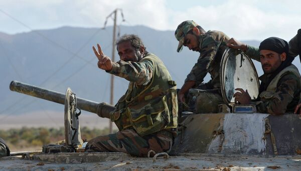 Солдаты Сирийской Арабской Армии на боевых позициях в 20 километрах от города Пальмира