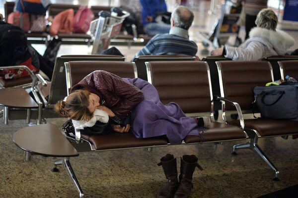 Пассажиры в аэропорту Шереметьево в Москве после приостановления полетов в Египет