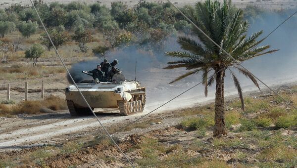 Солдаты Сирийской Арабской Армии на боевых позициях в 20 километрах от города Пальмира. Архивное фото