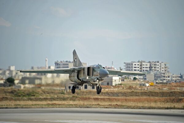 Самолет МИГ-23 сирийских ВВС заходит на посадку на авиабазе Хама