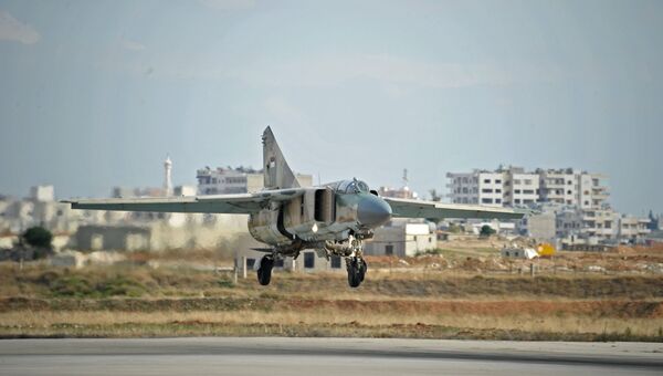 Самолет МИГ-23 сирийских ВВС заходит на посадку на авиабазе Хама