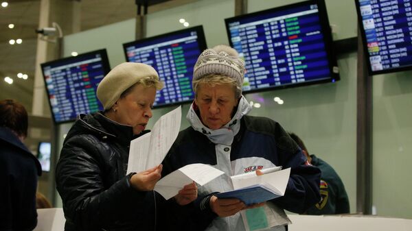 Пассажиры проверяют свои документы после возврата билетов до Египта. Аэропорт Пулково, Санкт-Петербург. Архивное фото