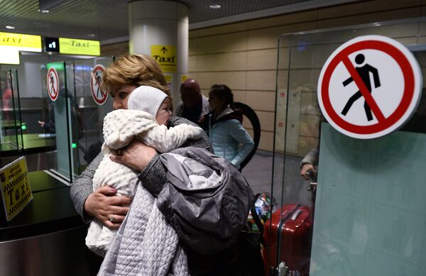 Туристы, прилетевшие из Египта, в аэропорту Домодедово