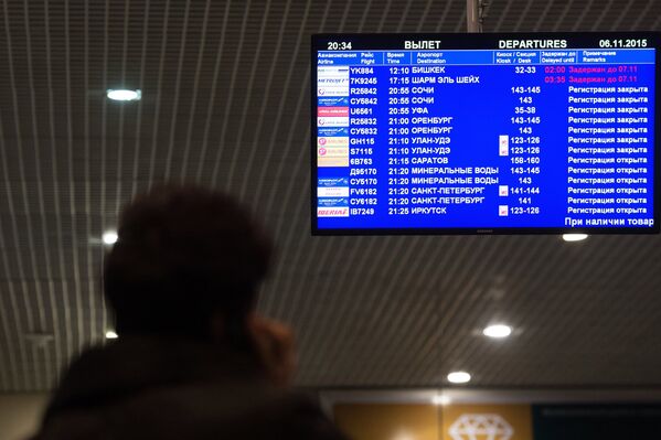 Табло с информацией о вылетах в аэропорту Домодедово в Москве
