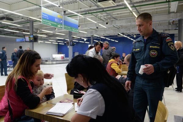 Пассажиры, прибывшие рейсом из Хургады (Египет) в Новосибирск заполняют документы на розыск багажа