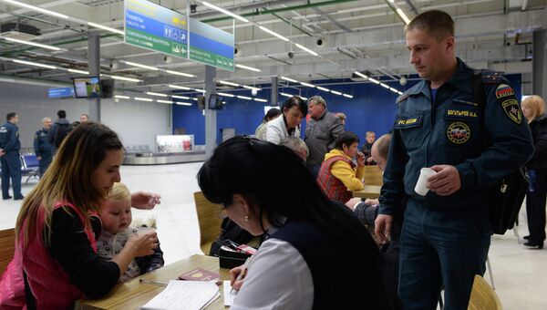 Пассажиры, прибывшие рейсом из Хургады (Египет) в Новосибирск заполняют документы на розыск багажа