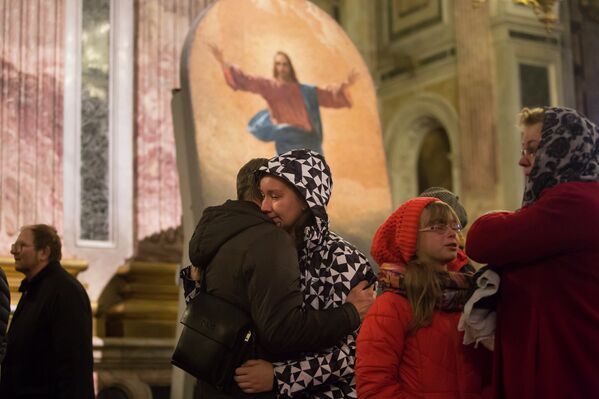 Жители Санкт-Петербурга во время поминальной службы по жертвам авиакатастрофы А321 в Исаакиевском соборе