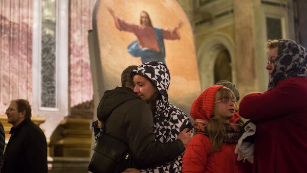 Жители Санкт-Петербурга во время поминальной службы по жертвам авиакатастрофы А321 в Исаакиевском соборе