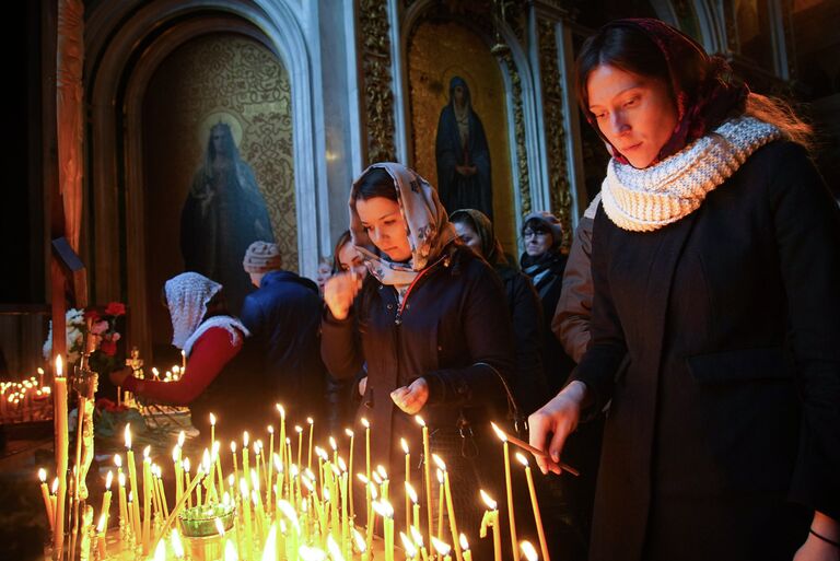 Жители Санкт-Петербурга во время поминальной службы по жертвам авиакатастрофы А321 в Исаакиевском соборе