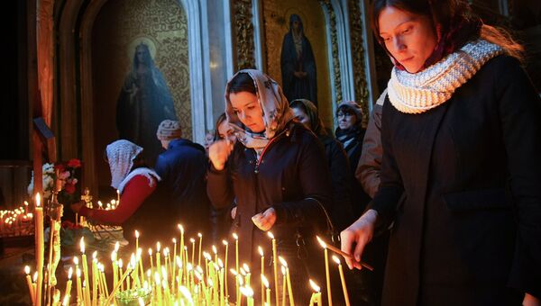 Жители Санкт-Петербурга во время поминальной службы по жертвам авиакатастрофы А321 в Исаакиевском соборе. Архивное фото
