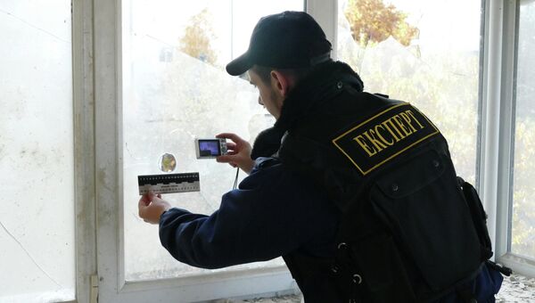 Сотрудники Совместного центра по контролю и координации режима прекращения огня в Донбассе и представители Специальной мониторинговой миссии ОБСЕ на месте обстрела