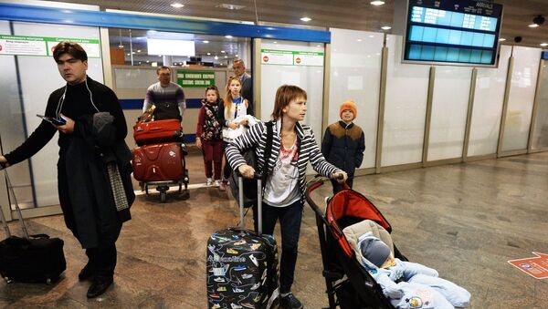 Пассажиры, покидающие зону таможенного контроля в аэропорту Шереметьево в Москве