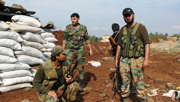 Солдаты сирийской армии на первой линии обороны после отражения атаки боевиков в районе Шейх-Мискин провинции Дераа