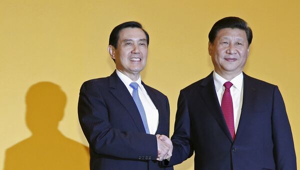 Президент Тайваня Ма Инцзю и председатель КНР Си Цзиньпин во время саммита в Сингапуре