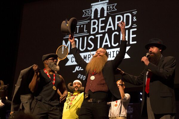 Национальный чемпионат бороды и усов на сцене Королевского театра в Бруклине