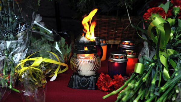 Свечи и цветы в память о жертвах терактов. Архивное фото