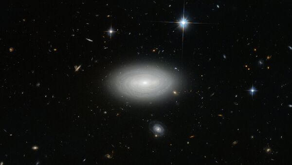 Галактика-одиночка MCG+01-02-015, обернувшая себя своими же рукавами