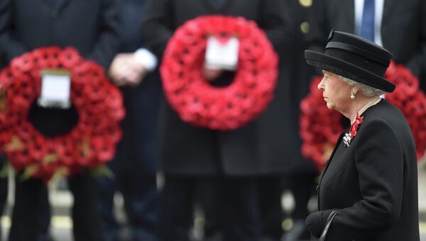 Королева Елизавета Вторая на дне памяти погибших в военных конфликтах. Великобритания, 8 ноября 2015
