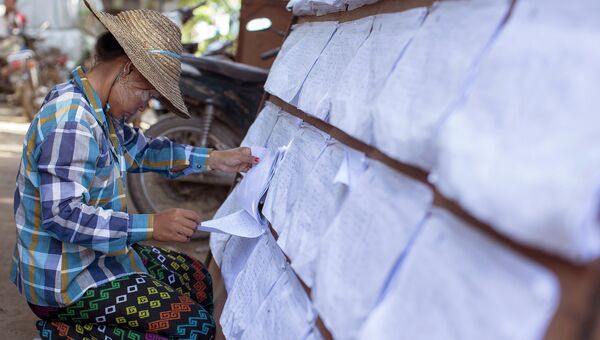 Женщина на избирательном участке в Мандалае