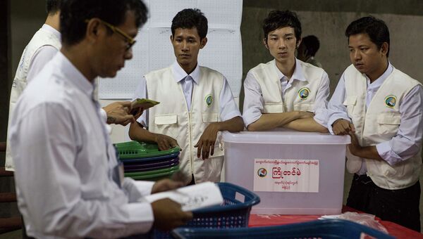 Подсчет голосов после выборов в Янгоне. Архивное фото