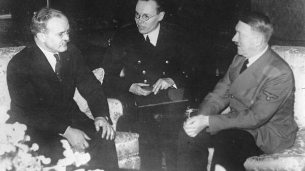 Советский нарком иностранных дел Вячеслав Молотов во время встречи с канцлером нацистской Германии Адольфом Гитлером в Берлине