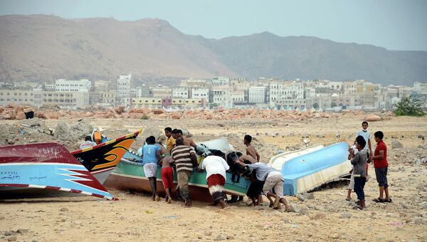 Местные жители готовятся к прохождению циклона Мег в Йемене. Архивное фото