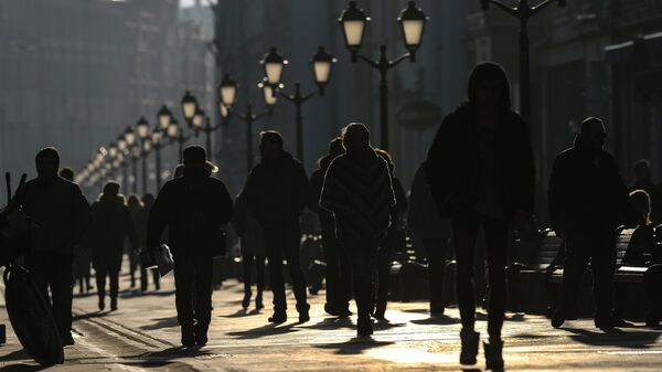 Прохожие на Никольской улице в Москве