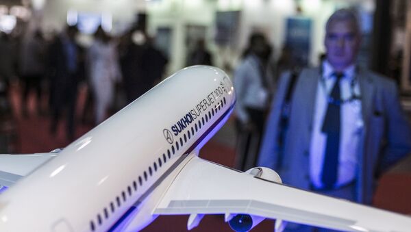 Макет самолета Сухой Суперджет-100 авиакомпании Сухой на международной авиационно-космической выставке Dubai Airshow-2015
